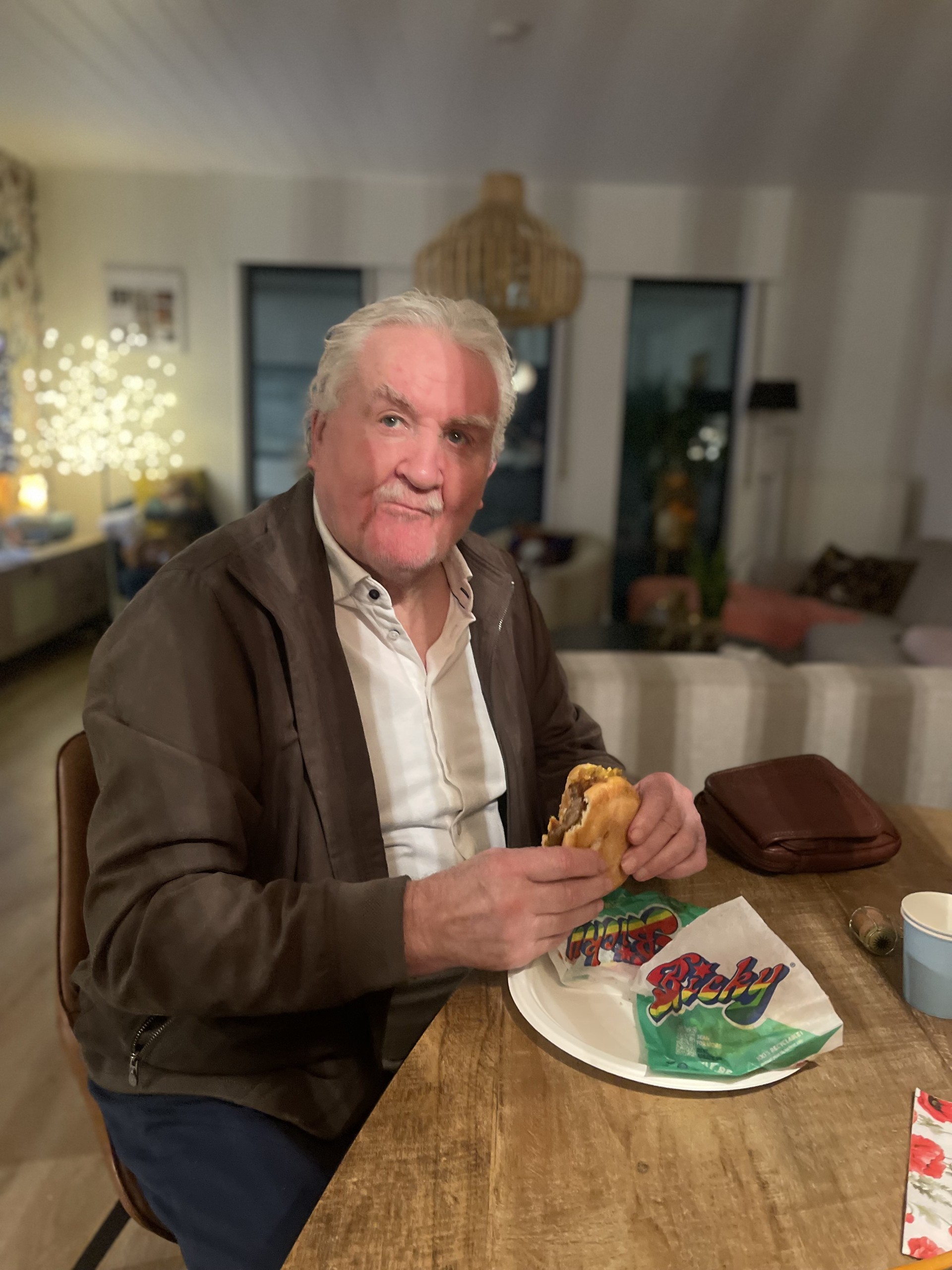 Ivan Dhooge geniet van niet één maar twee overheerlijke bickyburgers na een zware werkdag