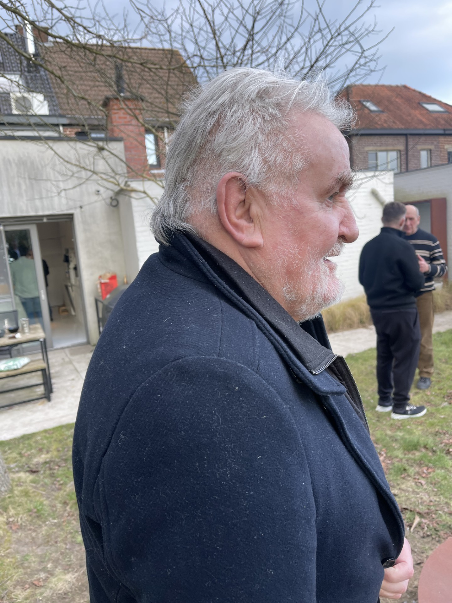 Ivan met een afgeschoren bijna-kale plek in zijn haar na een zelfknipbeurt