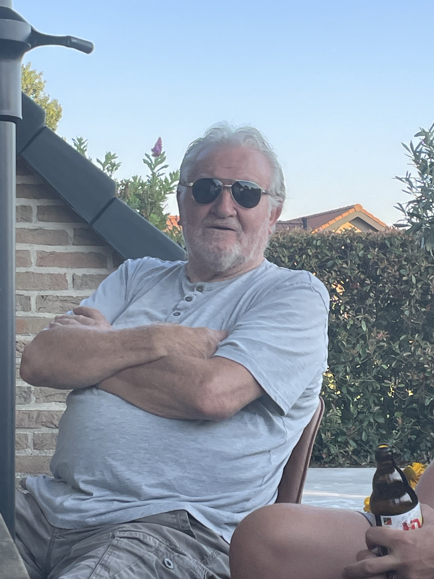 Ivan in de zon met een zonnebril, een van de beste fotos van hem, hij is DE man