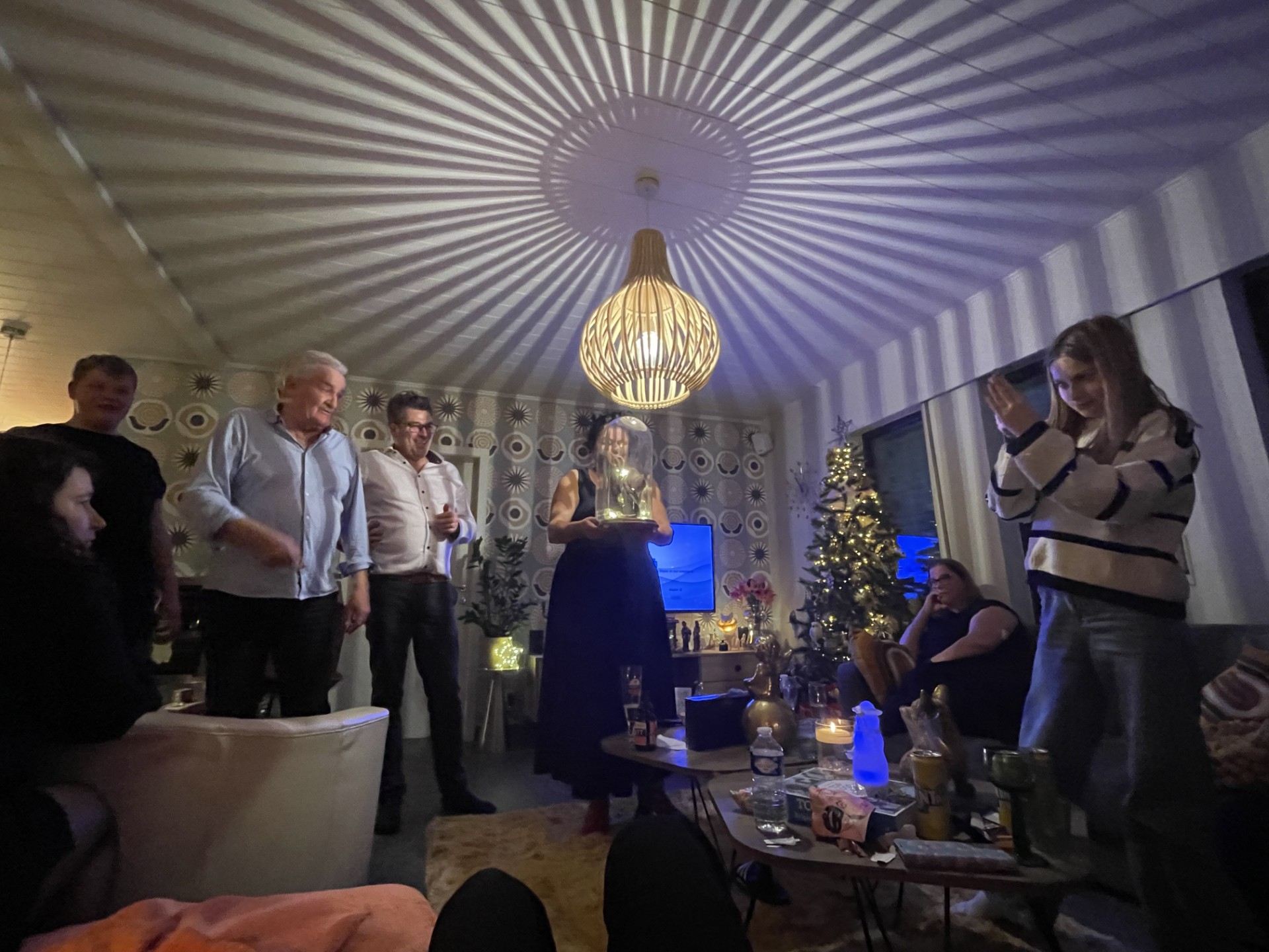 Ivan had de familiequiz gewonnen en kreeg een troffee als uitgedragen sloef met een gat in van zijn grote teen, het was zijn sloef